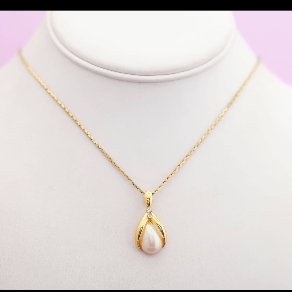 Avon Elegant Gold and Pearl Pendant Necklace